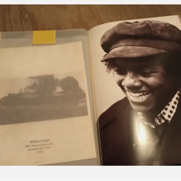 Michael Jackson, King of Pop treasures book Memorabilia